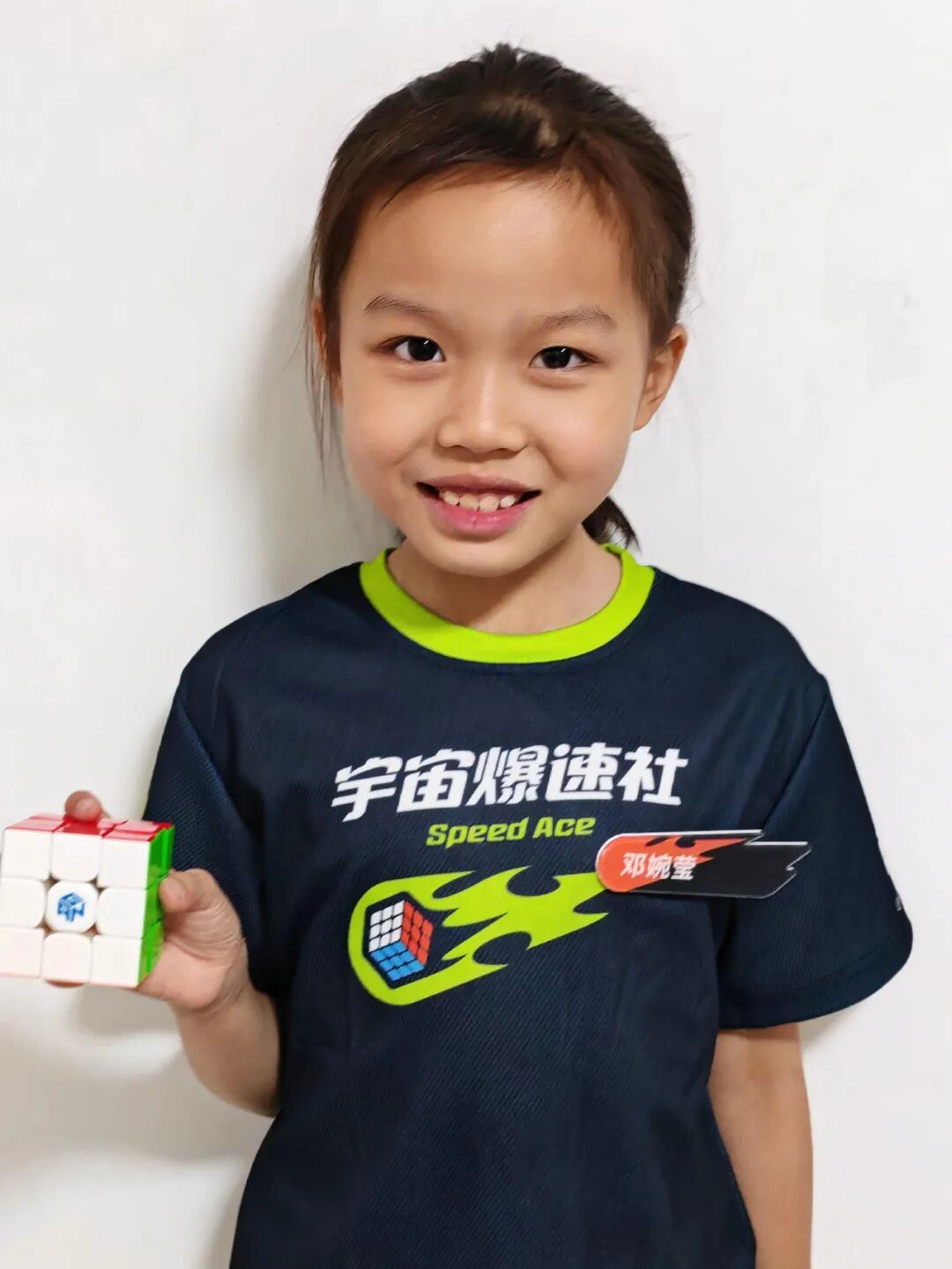 Young speedcubing athlete Deng Wanying holding a GAN Rubik’s cube